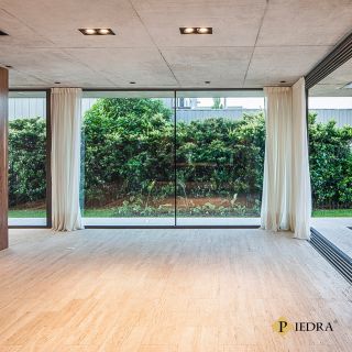 Přírodní travertin v moderním interiéru 🤍 Spojení nadčasového kamene a současné architektury vytváří atmosféru klidu,...