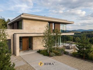 Definice nestárnoucího designu? Skutečný přírodní travertin. Odolný, ušlechtilý a vizuálně podmanivý. Fasáda z travertinu...